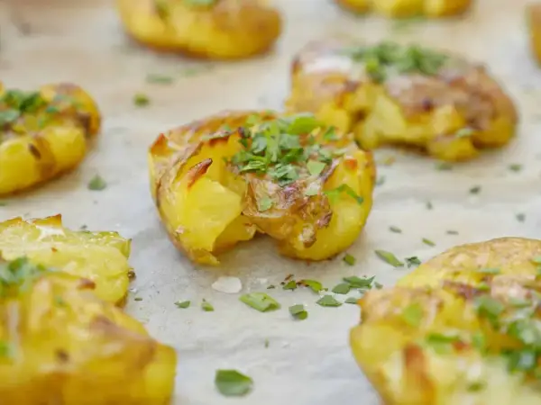 Krispiga, gyllene stekt potatis med färsk persilja och flingsalt. Perfekt som tillbehör till middagen.