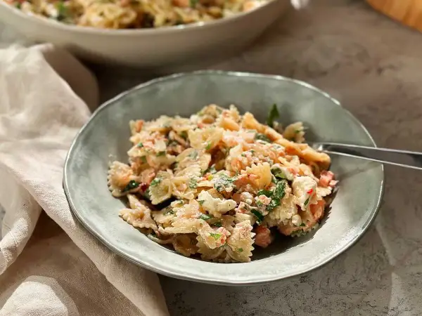 En härlig pastasallad med lax och fetaost, perfekt för en lätt lunch eller middag.